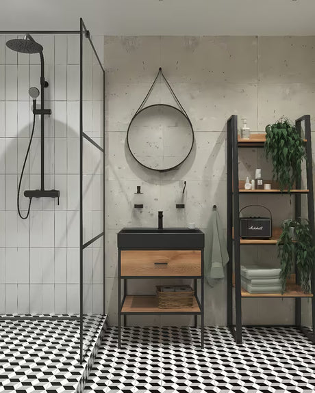 Stojeći regal Naturel Blackframe s crnim metalnim okvirom i MDF pločom u dekoru javora.