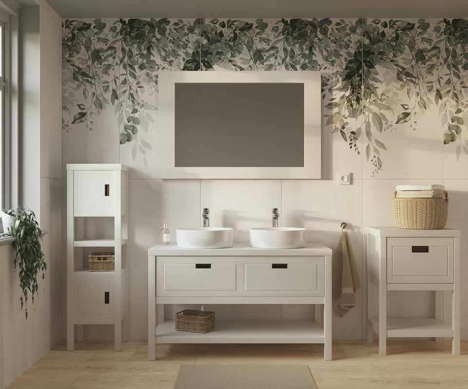 Bijeli stojeći visoka kupaonski ormarić Naturel Country od masivnog smrekovog drva s četkanom površinom.