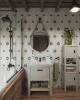 Bijeli stojeći visoka kupaonski ormarić Naturel Country od masivnog smrekovog drva s četkanom površinom.