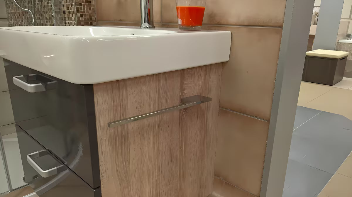 Univerzalni držač ručnika Naturel Chrome pro za montažu vijcima na bočnu stranu kupaonski ormarići.