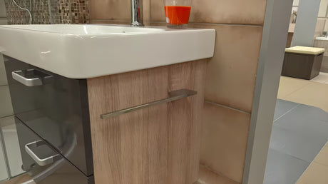 Univerzalni držač ručnika Naturel Chrome pro za montažu vijcima na bočnu stranu kupaonski ormarići.
