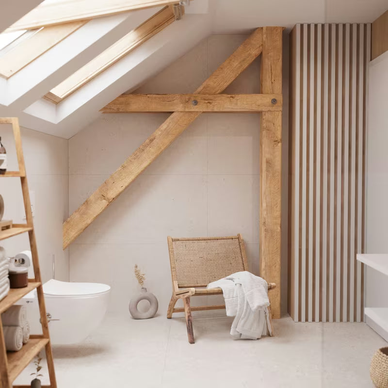 Stojeći regal Naturel Home u dekoru oraha s mat uljenom površinom od masivnog drva.