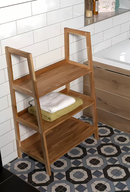 Stojeći regal Naturel Home u dekoru oraha s mat uljenom površinom od masivnog drva.