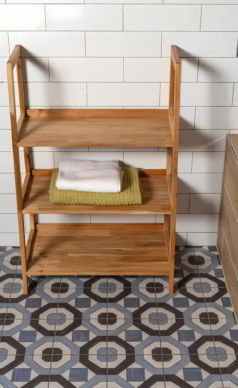 Stojeći regal Naturel Home u dekoru oraha s mat uljenom površinom od masivnog drva.