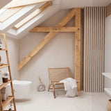 Stojeći regal Naturel Home u dekoru oraha s mat uljenom površinom od masivnog drva.