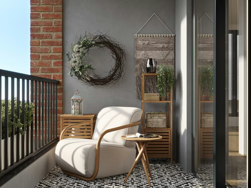 Stojeći regal Naturel Home u dekoru oraha s mat površinom od masivnog drva.