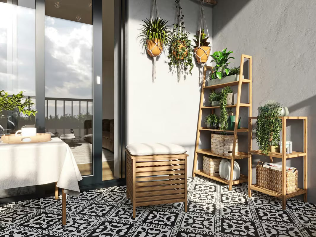 Stojeći tabure Naturel Home u dekoru oraha s mat uljenom površinom i tekstilnim sjedalom.