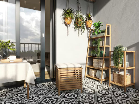 Stojeći tabure Naturel Home u dekoru oraha s mat uljenom površinom i tekstilnim sjedalom.