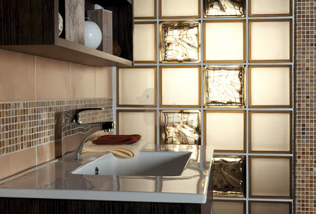 Bijeli keramički umivaonik za kupaonski ormarić Naturel Modena 61x46 cm s odlagališnom plohom i otvorom za pro slavinu u sredini.