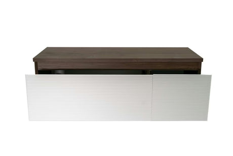 Viseća kupaonski ormarić Naturel Monza s pokrovnom pločom u dekoru oraha i s bijelim rebrastim frontama