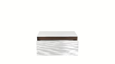 Viseća kupaonski ormarić Naturel Monza u dekoru oraha s bijelim rebrastim frontama i pokrovnom pločom SolidSurface.