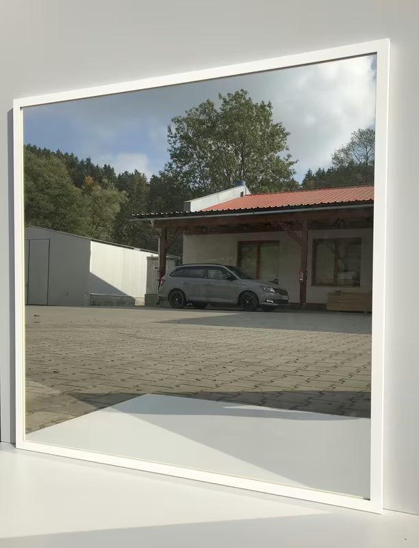 Kupaonsko ogledalo s bijelim aluminijskim okvirom, za okomito i vodoravno vješanje, 80 x 80 cm.