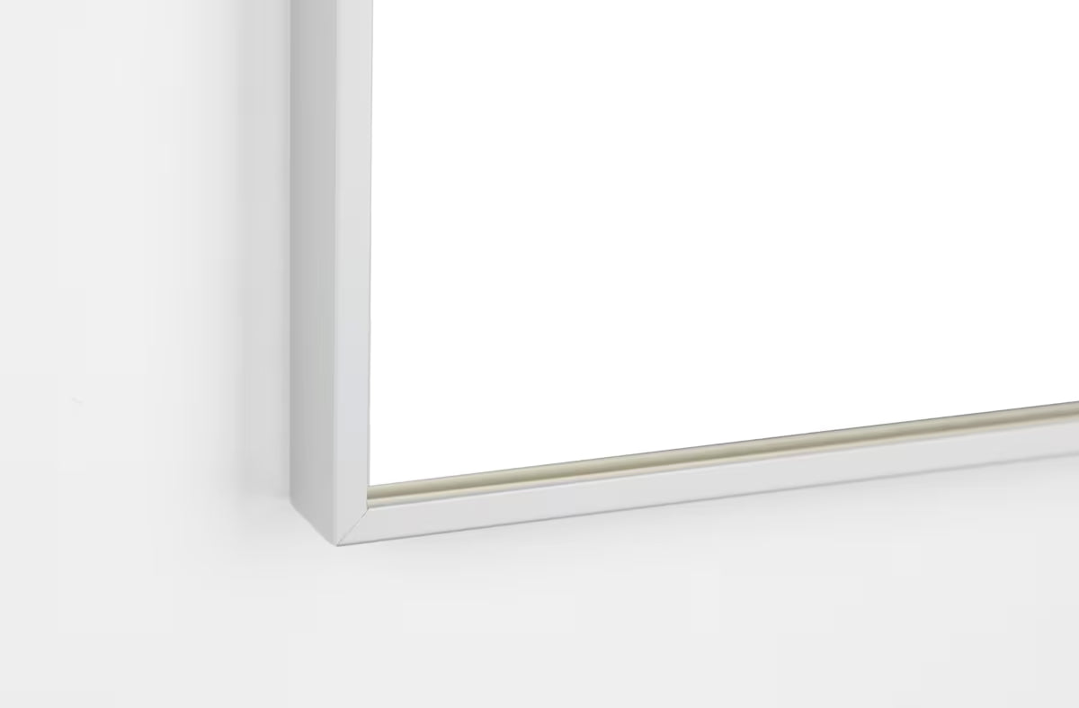 Pravokutno zidno ogledalo 73x85 cm u aluminijskom okviru, prikladno za kupaonicu.