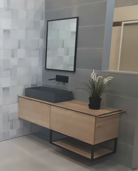 Ogledalo Naturel Oxo s crnim aluminijskim okvirom, mogućnost vješanja okomito i vodoravno, 60 x 80 cm.