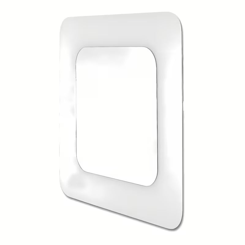 Bijelo zidno ogledalo Naturel Pavia 60x75 cm s blago zaobljenim dizajnom, prikladno za okomitu i vodoravnu montažu.