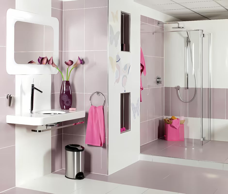 Bijelo zidno ogledalo Naturel Pavia 60x75 cm s blago zaobljenim dizajnom, prikladno za okomitu i vodoravnu montažu.