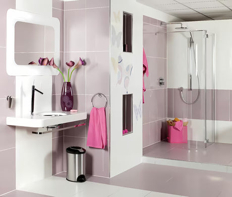 Bijelo zidno ogledalo Naturel Pavia 60x75 cm s blago zaobljenim dizajnom, prikladno za okomitu i vodoravnu montažu.