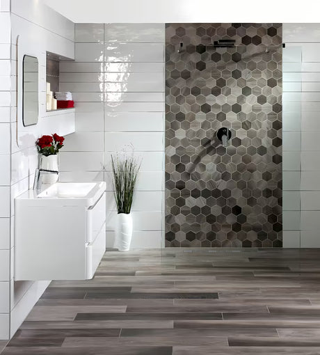 Bijelo zidno ogledalo Naturel Pavia 60x75 cm s blago zaobljenim dizajnom, prikladno za okomitu i vodoravnu montažu.