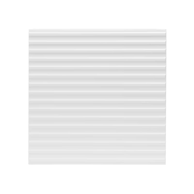 Niska viseća kupaonski ormarić Naturel Savona u sjajno bijeloj boji s glodanim detaljem.