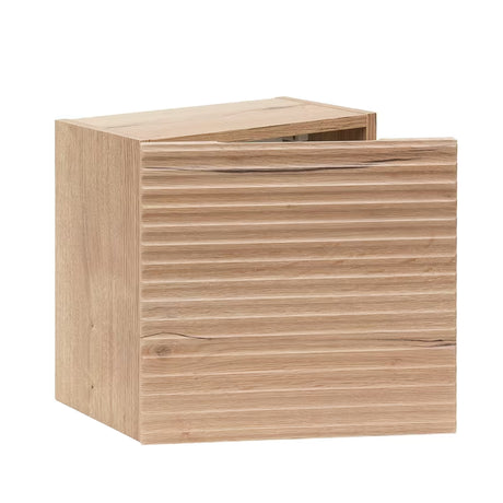 Niska viseća kupaonski ormarić Naturel Savona u dekoru hrasta halifax mat s glodanim dizajnom.