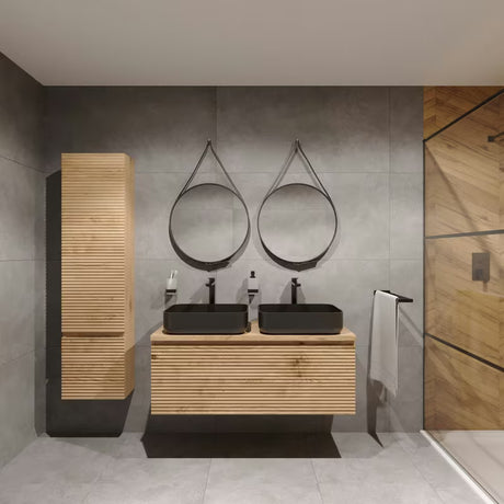 Visoka viseća kupaonski ormarić Naturel Savona u dekoru hrasta halifax s mat površinom i glodanim detaljima.