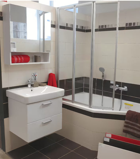 Bijeli ormarić s ogledalom Naturel Vario s univerzalnim okretnim vratima i dvije police.