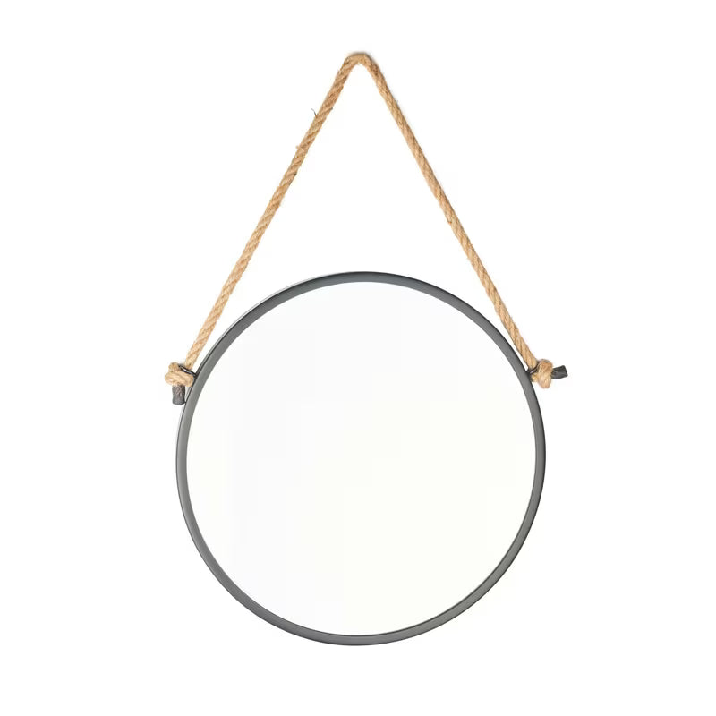 Okruglo metalno ogledalo Naturel promjera 40 cm u mat crnoj boji, obješeno na čvrsto uže.