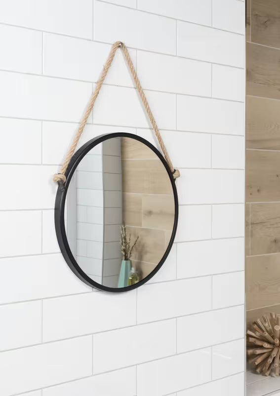 Okruglo viseće ogledalo Naturel s metalnim okvirom u mat crnoj boji, obješeno na čvrsto uže.