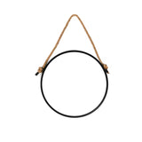 Okruglo viseće ogledalo Naturel s metalnim okvirom u mat crnoj boji, obješeno na čvrsto uže.