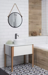 Okruglo viseće ogledalo Naturel s metalnim okvirom u mat crnoj boji, obješeno na čvrsto uže.