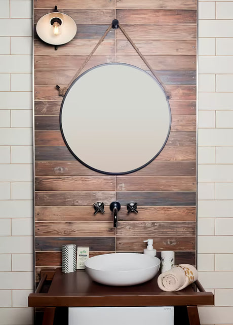 Okruglo viseće ogledalo Naturel s metalnim okvirom u mat crnoj boji, obješeno na čvrsto uže.