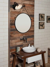 Okruglo viseće ogledalo Naturel s metalnim okvirom u mat crnoj boji, obješeno na čvrsto uže.