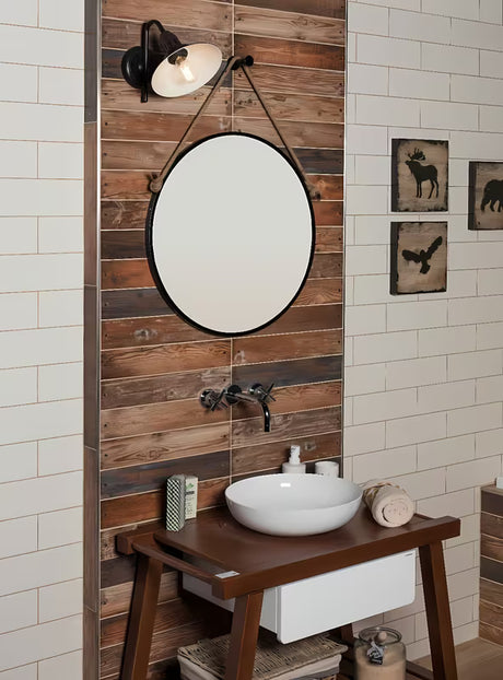 Okruglo viseće ogledalo Naturel s metalnim okvirom u mat crnoj boji, obješeno na čvrsto uže.