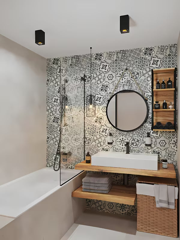 Okruglo viseće ogledalo Naturel s metalnim okvirom u mat crnoj boji, obješeno na čvrsto uže.