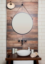 Okruglo metalno ogledalo Naturel promjera 40 cm u mat crnoj boji, obješeno na čvrsto uže.