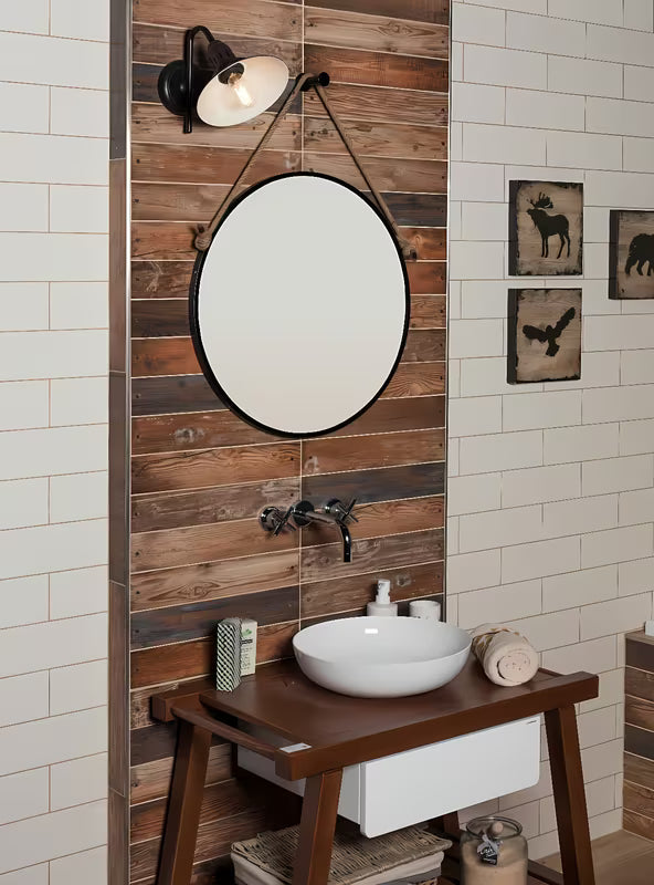 Okruglo metalno ogledalo Naturel promjera 40 cm u mat crnoj boji, obješeno na čvrsto uže.