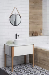 Okruglo metalno ogledalo Naturel promjera 40 cm u mat crnoj boji, obješeno na čvrsto uže.