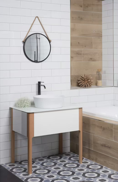 Okruglo metalno ogledalo Naturel promjera 40 cm u mat crnoj boji, obješeno na čvrsto uže.