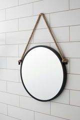 Okruglo metalno ogledalo Naturel promjera 40 cm u mat crnoj boji, obješeno na čvrsto uže.