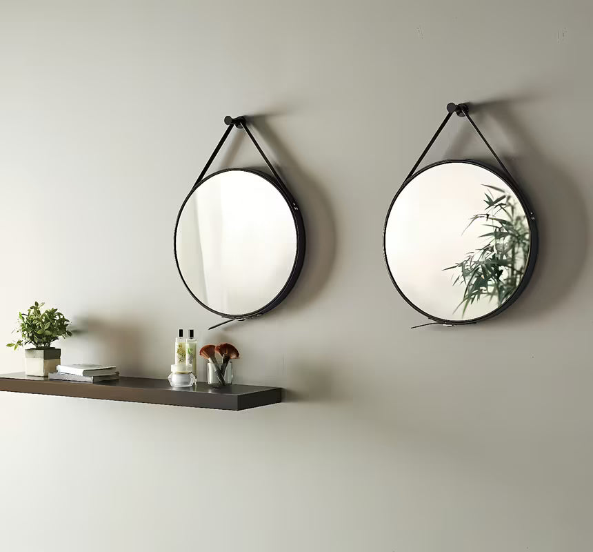 Okruglo viseće ogledalo Naturel promjera 50 cm s crnim kožnim remenom i metalnom kukom.