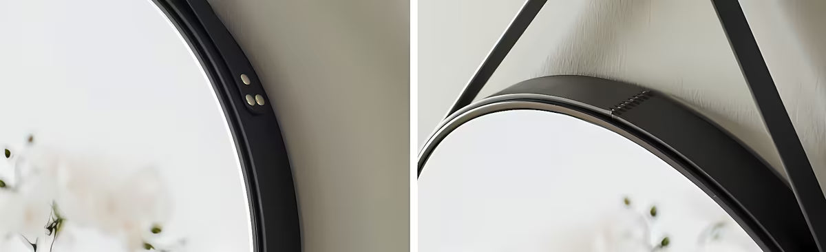 Okruglo viseće ogledalo Naturel promjera 50 cm s crnim kožnim remenom i metalnom kukom.