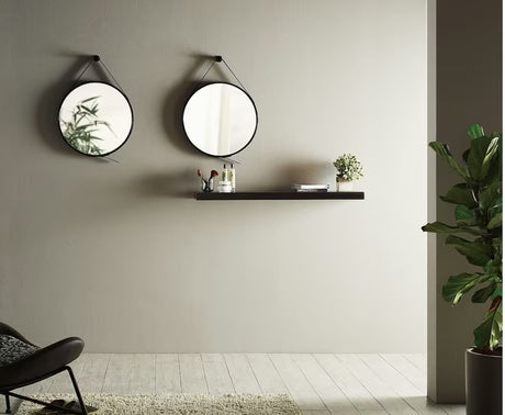 Okruglo viseće ogledalo Naturel promjera 50 cm s crnim kožnim remenom i metalnom kukom.