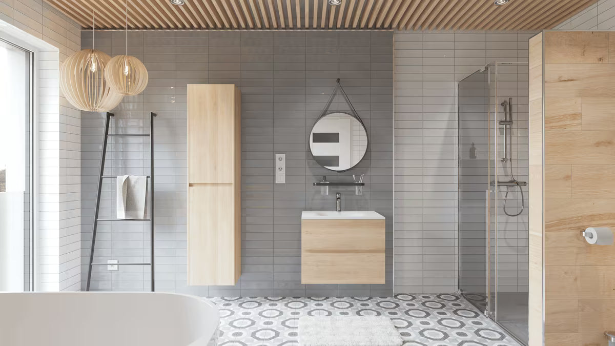 Okruglo viseće ogledalo Naturel promjera 50 cm s crnim kožnim remenom i metalnom kukom.