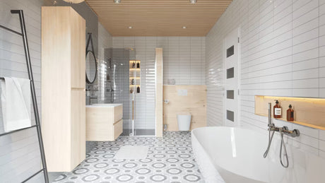 Okruglo viseće ogledalo Naturel promjera 50 cm s crnim kožnim remenom i metalnom kukom.