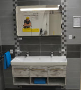 Ormarić s Ogledalom Naturel 100x65 cm u sivo-srebrnoj boji s trojim zrcalnim vratima i LED rasvjetom.