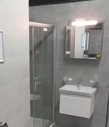 Sivo-srebrna ormarić s ogledalom Naturel 60x65 cm s LED osvjetljenjem i s jednim vratima lijevo.