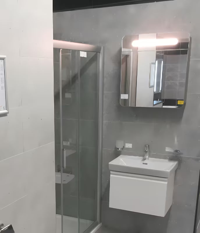 Sivo-srebrna ormarić s ogledalom Naturel 60x65 cm s LED osvjetljenjem i s jednim vratima lijevo.