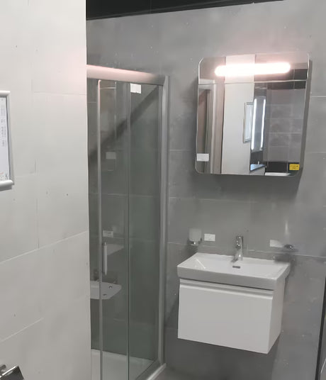 Sivo-srebrna ormarić s ogledalom Naturel 60x65 cm s LED osvjetljenjem i s jednim vratima lijevo.