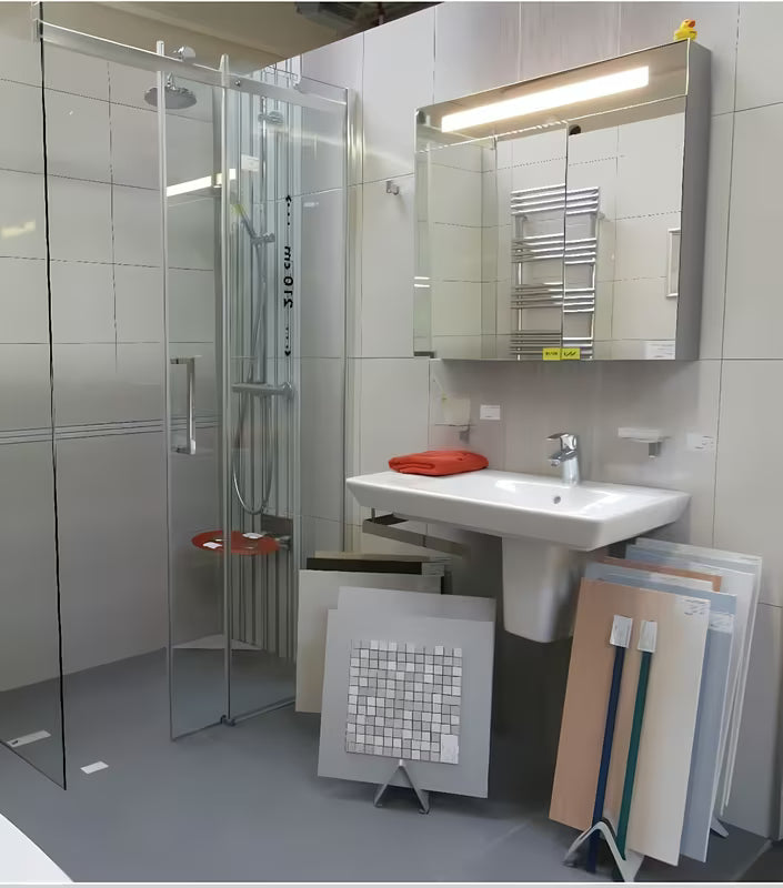 Srebrnosiva ormarić s ogledalom Naturel 80x75 cm s dvama zrcalnim vratima i LED rasvjetom.