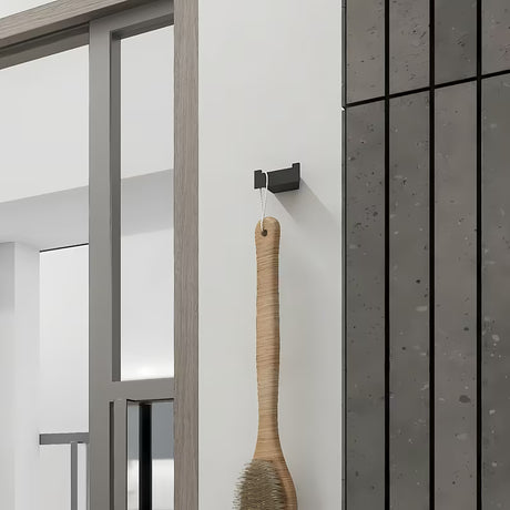 Crni mat dvostruka kuka Nimco Kibo kao minimalistički kupaonski dodatak.